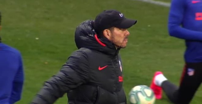 Caras de pocos amigos en el entrenamiento del Atlético