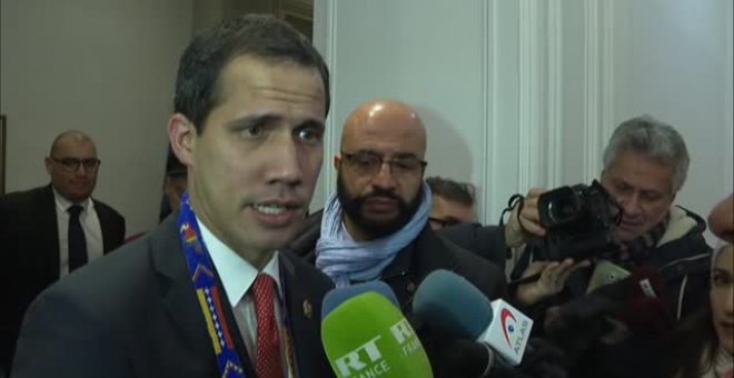 Guaidó asegura en París que España es "aliada de la democracia" y que se mantendrá de esa manera