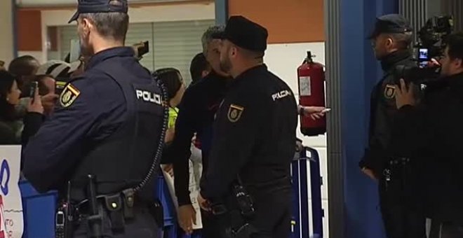 Decenas de aficionados reciben al Barça en el aeropuerto de Valencia