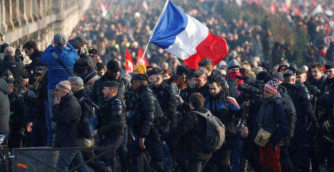 Macron aprueba una reforma de las pensiones escasa para los trabajadores