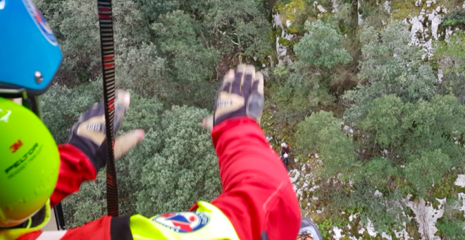 Rescatan a una pareja de excursionistas perdidos en una vía ferrata de Peñarrubia