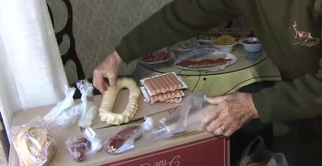 Llueven los jamones y otros alimentos al paso de San Antonio Abad en Trigueros