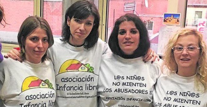 Una niña obligada a ir a declarar sobre los posibles abusos sexuales de su padre, acompañada por éste