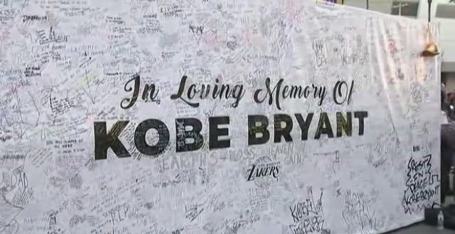 Tributo de miles de fans a Kobe Bryant en el Staples Center