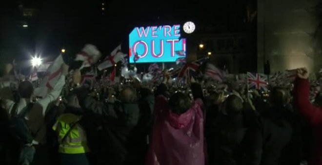 Alegría y vítores frente al Parlamento británico durante la cuenta atrás para el Brexit