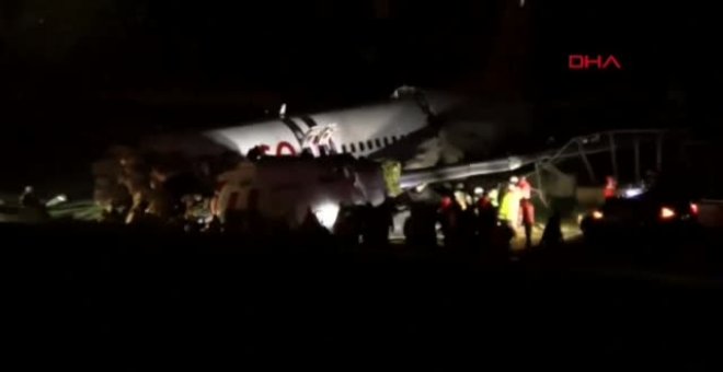 Un avión se sale de pista en Estambul y se rompe en tres después de aterrizar