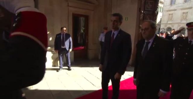 Torra recibe a Sánchez en el Palau Generalitat con la Guardia de Honor de los Mossos