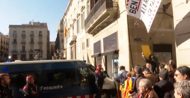 Tímidas protestas contra Pedro Sánchez a su llegada al Palau de la Generalitat