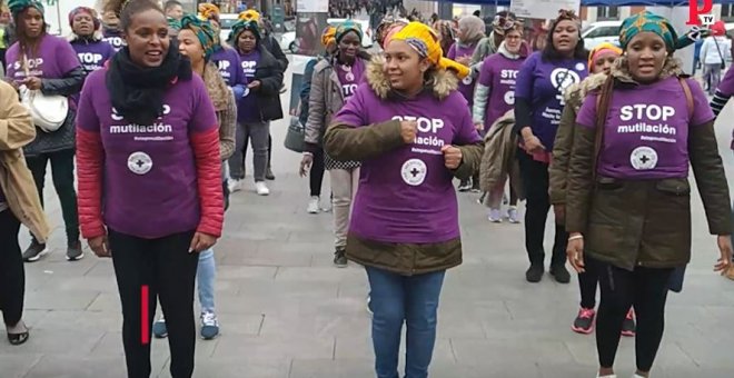 Activistas de Médicos del Mundo organizan una 'flashmob' contra la mutilación genital femenina