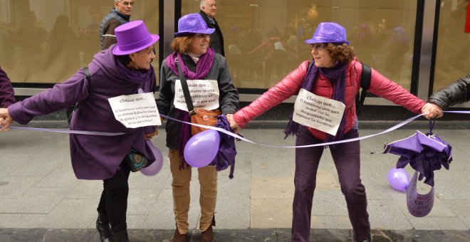 Una cadena de mujeres inaugura el mes de revuelta feminista