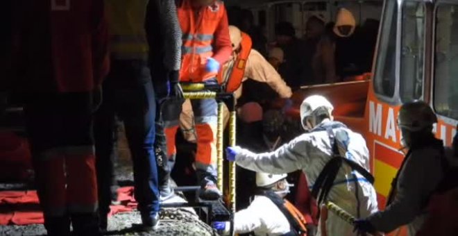 Nace un bebé en una patera en medio de la travesía a Canarias