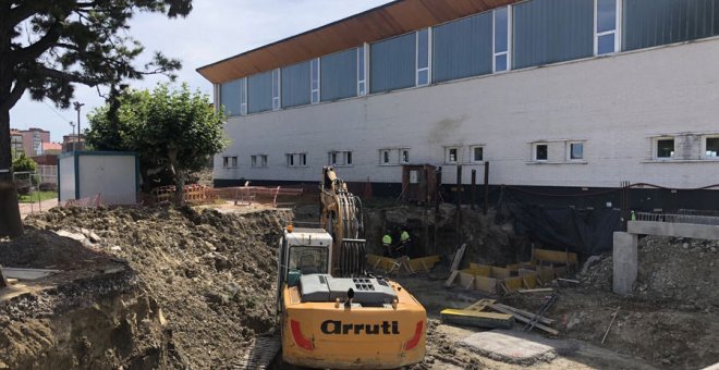 Las obras de ampliación de la piscina cubierta del complejo se prolongarán hasta el 30 de abril