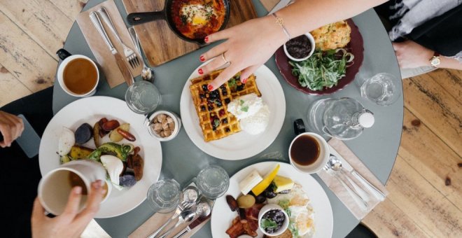 Comer más en el desayuno que en la cena podría prevenir la obesidad al quemarse hasta el doble de calorías