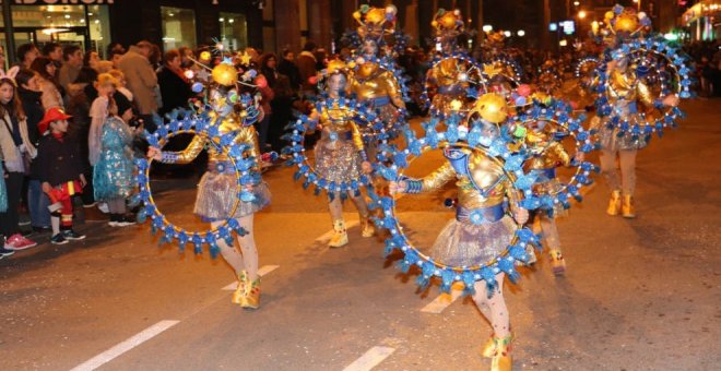 Miles de personas asisten al desfile de carnaval