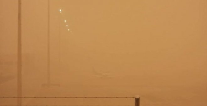 El viento y la calima obligan a cerrar el aeropuerto de Gran Canaria durante varias horas