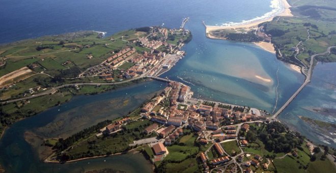 La Plataforma contra el Superpuerto denuncia la interrupción de mejoras en Oyambre como "venganza" por la paralización de las obras