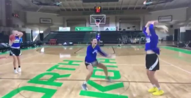 El equipo de baloncesto femenino de Dakota del Sur encesta cinco canastas seguidas desde mitad del campo