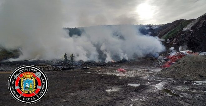 Los bomberos trabajan en la extinción de un incendio en el vertedero de Carceña