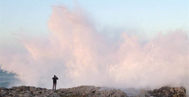 Cantabria estará mañana el lunes en riesgo por oleaje, viento fuerte y nieve