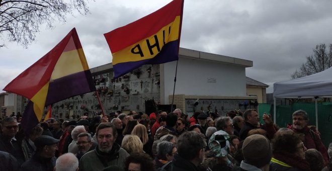 Unas 500 personas homenajean a Miguel Hernández para pedir que se mantenga el memorial a las víctimas del franquismo