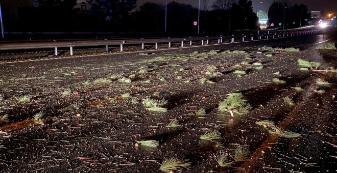 El temporal deja tres mujeres heridas y provoca el cierre de carreteras y puertos