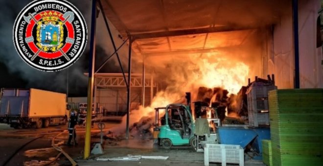 Un incendio de madrugada en el exterior de una nave en Mercasantander ocasiona grandes daños materiales