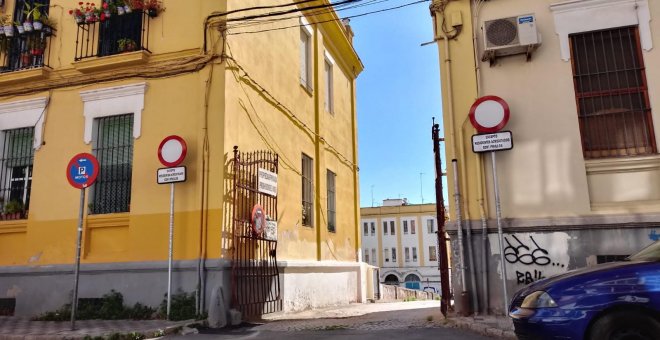 "Para ducharnos hay que ir a una fuente a un kilómetro": la situación extrema de los vecinos de una barriada sevillana