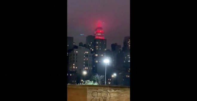 El Empire State Building de Nueva York se ilumina en honor a los profesionales médicos