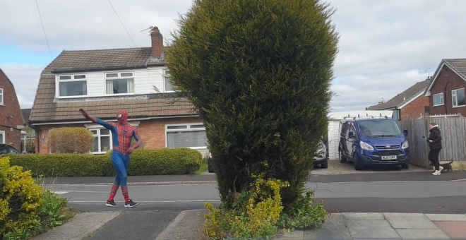 Un Spider-Man alegra el confinamiento de los niños ingleses