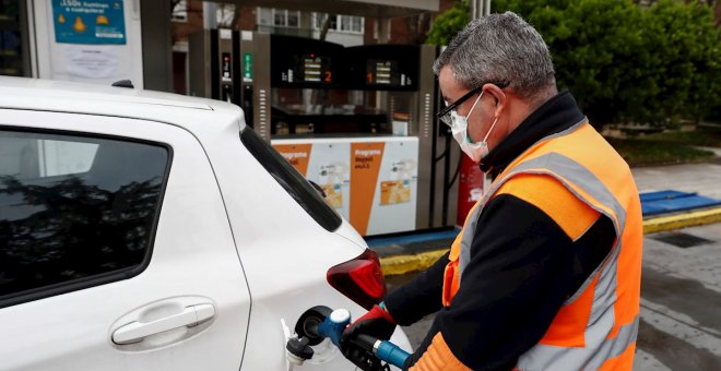 La caída histórica del petróleo no llega al surtidor: el crudo baja cinco veces más que la gasolina