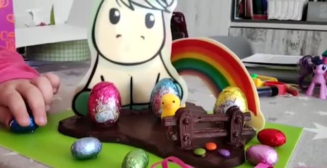 Centenares de niños reciben la mona de Pascua a pesar del confinamiento