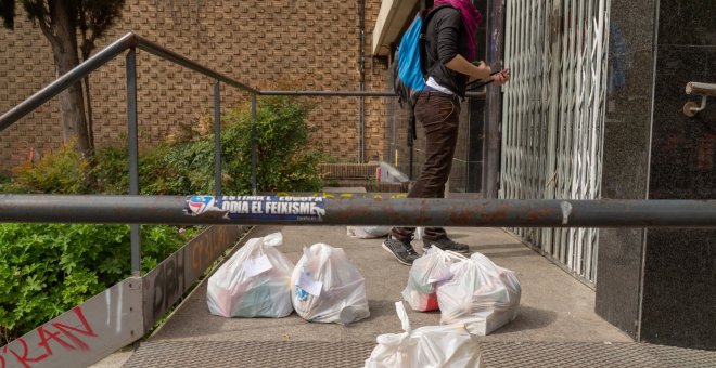 La Guardia Urbana multa tres veces a una red que reparte comida a migrantes sin papeles durante el confinamiento