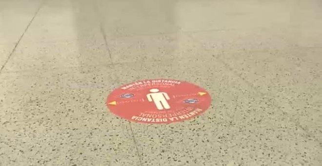 Metro de Madrid instala señalizaciones para asegurar la distancia social entre los pasajeros