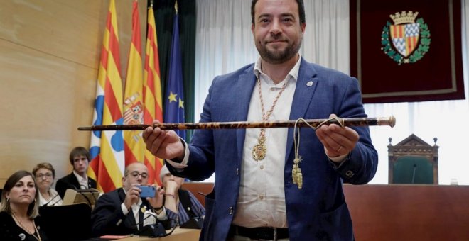 El exalcalde de Badalona sale de los juzgados y la vuelve a liar en cuestión de segundos al montarse en el asiento del copiloto, algo prohibido