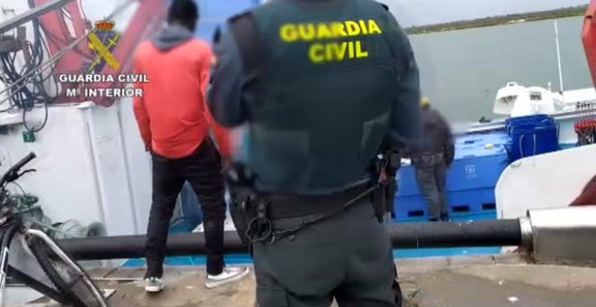 Pillados haciendo una barbacoa en un pesquero amarrado en el puerto de Huelva