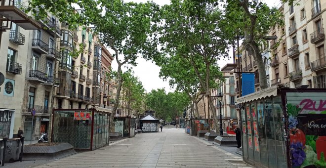 Un Sant Jordi confinat deixa les Rambles sense una ànima