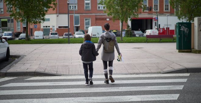 Los paseos de los niños incluyen las zonas verdes y el adulto puede ser un empleado del hogar