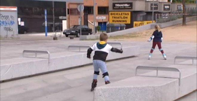 Los niños salen a la calle con paseos controlados después de 43 días de confinamiento