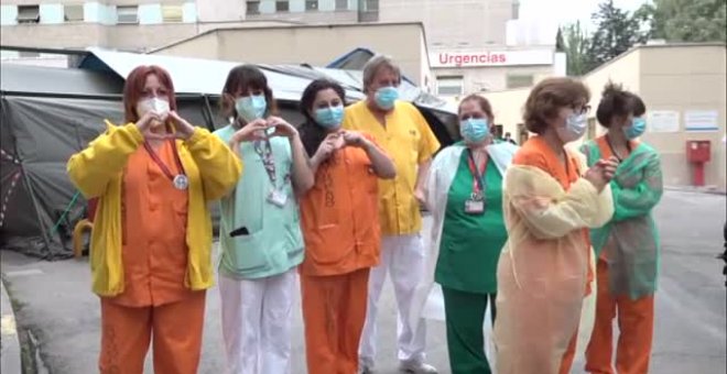 Minuto de silencio de los sanitarios a la hora de los aplausos en las puertas de los hospitales