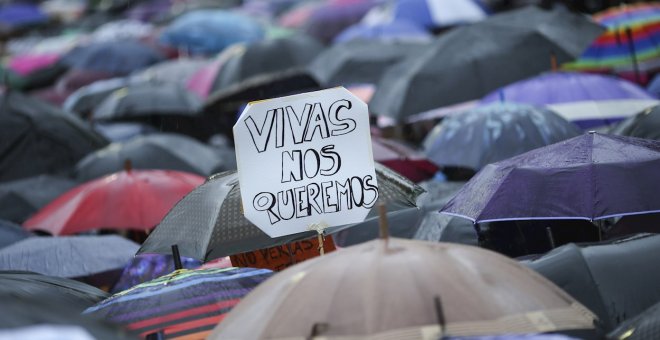 Un hombre rocía con sosa cáustica a una mujer y a su hija en Sant Feliu de Guíxols