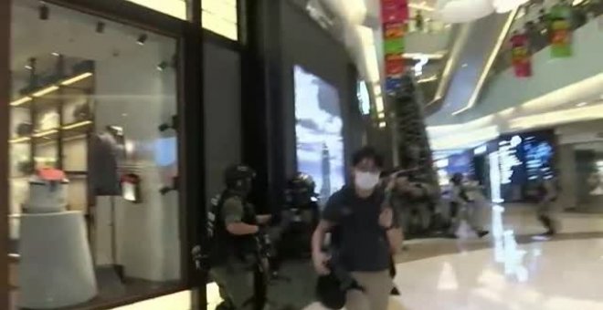 Manifestantes en Hong Kong protestan por las restricciones promovidas por el Gobierno