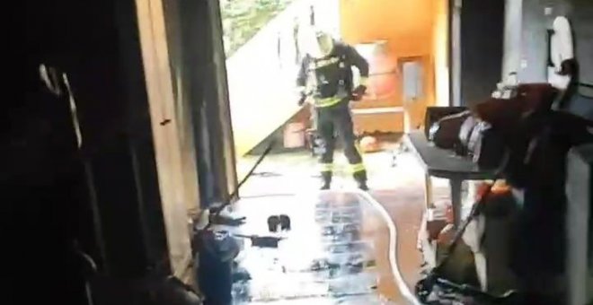 Un incendio calcina la planta baja de una vivienda de Ajo