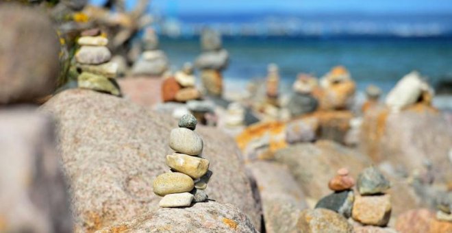 La moda de apilar piedras perjudica la biodiversidad