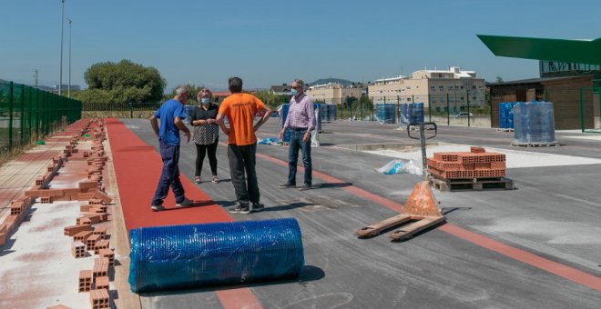 Se retoma la colocación del pavimento de la pista de atletismo de Requejada