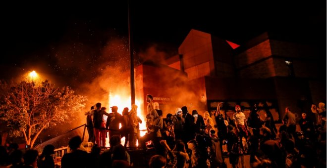 Prenden fuego a una comisaría de Mineápolis por la muerte de George Floyd, asfixiado por la Policía