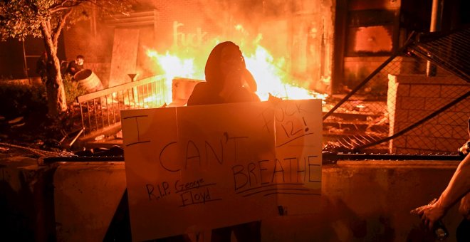 Las imágenes de las protestas por George Floyd que acaban con un incendio en la comisaria de Mineápolis