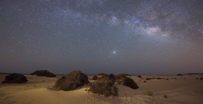 La Vía Láctea sobre las dunas de Canarias