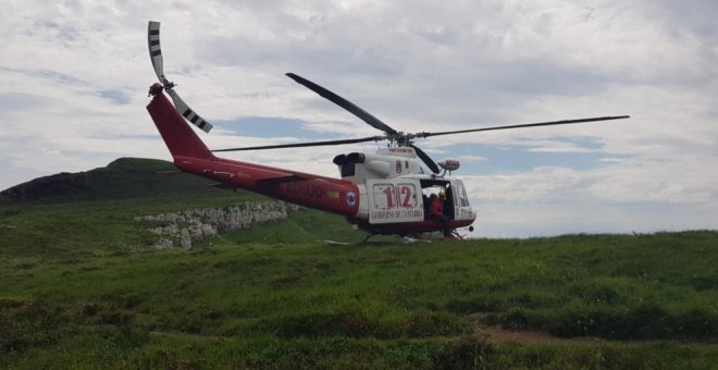 Rescatados dos senderistas desorientados y cansados en los collados del Asón