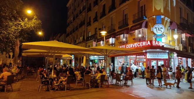 Terrazas llenas con lista de espera y fuertes medidas de seguridad: así es la noche madrileña en plena desescalada