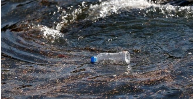 Bolsas, vasos y tapas de plástico dejarán de ser gratis en las tiendas de comida a partir de 2023